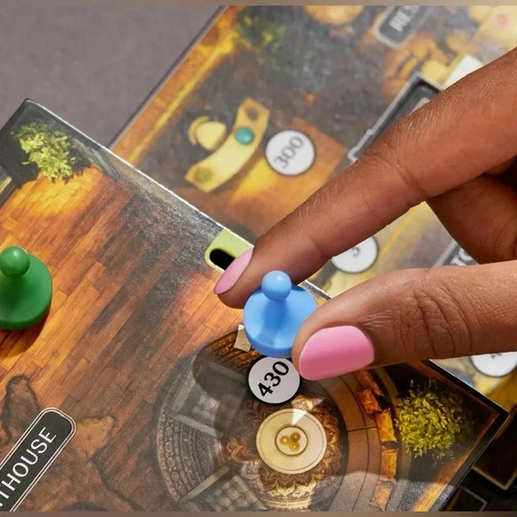 Hasbro Gaming | Clue Escape: The Midnight Hotel | Ages 10+ - BNIB ♟️🔧🌭 - Picture 5 of 9